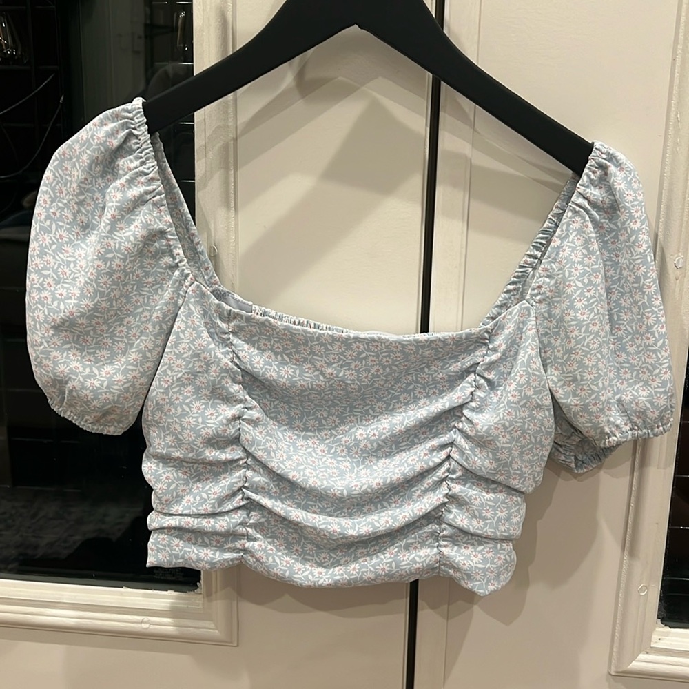 Petal and pup Size 2 blue floral cropped, ruched top